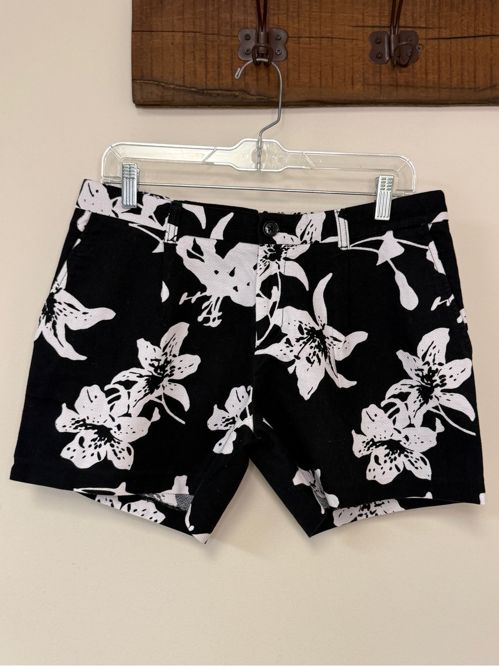 Banana Republic: Women's Black & White Lily Floral Chino Short, Size 8